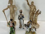 cinq figurines représentant des soldats et un chien posées sur une table