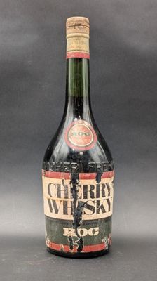 une vieille bouteille de whisky posée sur une table