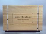 une boîte en bois portant une étiquette sur laquelle est inscrit « Château Haut Bailey Grand Cru Classé »