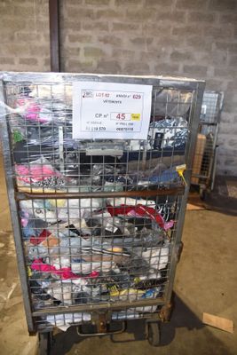 un chariot chargé de nombreuses paires de chaussures dans un entrepôt