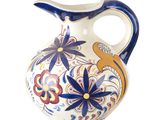 un vase blanc orné de fleurs bleues et jaunes