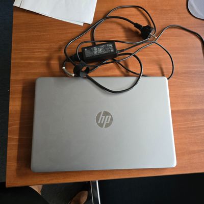 un ordinateur portable posé sur un bureau en bois