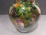 un vase en verre posé sur une table