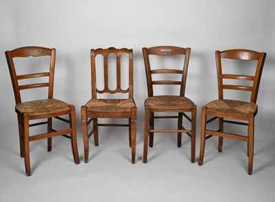 Cinq chaises en bois à fond de paille. - Photo 1