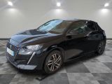 la voiture noire est garée sur un sol en damier dans le garage