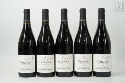six bouteilles de vin sont alignées sur une surface blanche