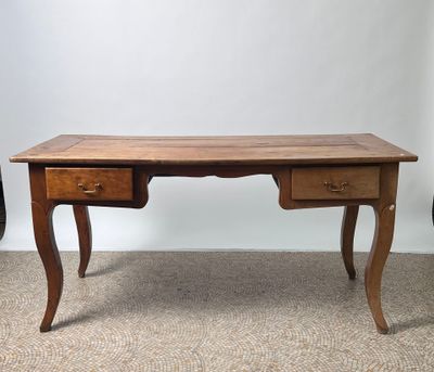 un bureau en bois muni de deux tiroirs