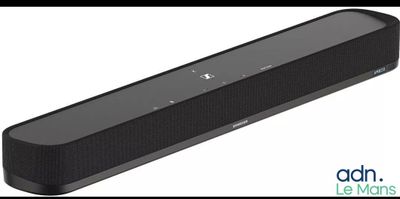 un gros plan d'une enceinte noire sur fond blanc
