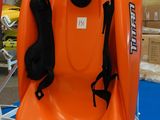 un kayak orange posé sur une table bleue