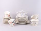 un groupe de plats, de tasses et de soucoupes en porcelaine