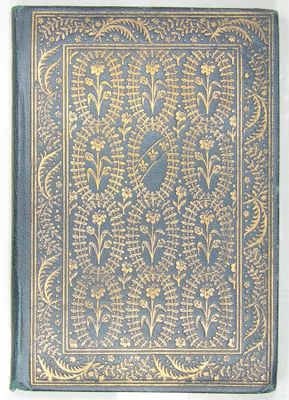 un livre bleu et or sur lequel est posé un oiseau