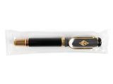 un stylo plume noir et doré posé sur un sac transparent