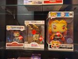 de nombreux types de jouets exposés dans une vitrine