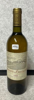 une bouteille de vin posée sur une table