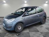 la photo d'une petite voiture bleue garée dans un garage