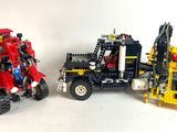 deux véhicules Lego placés côte à côte sur une surface blanche