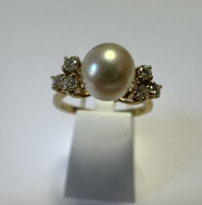 une photo d'une bague en perle et diamant