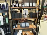un magasin dont les rayons regorgent d'articles variés