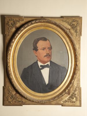 portrait d'un homme en costume et nœud papillon dans un cadre doré