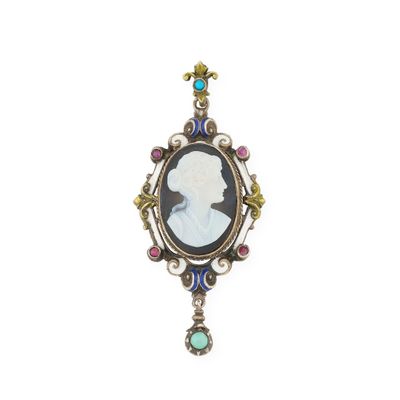 un gros plan d'une broche sur laquelle figure le portrait d'une femme
