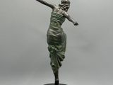 une image représentant une statue en bronze d'une femme en robe