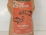 un sac en papier brun contenant de la nourriture, posé sur un comptoir