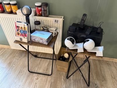 Lot comprenant : 2 Petites tables pliantes en bois foncé, bo… - Photo 1