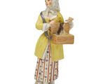 une image représentant une figurine d'un homme tenant un panier et un chat