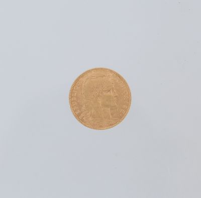 une pièce d'or sur fond blanc