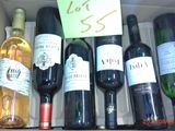 des bouteilles de vin dans un carton sur lequel est apposée une étiquette de prix