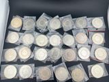 beaucoup de pièces d'argent et d'or dans une boîte