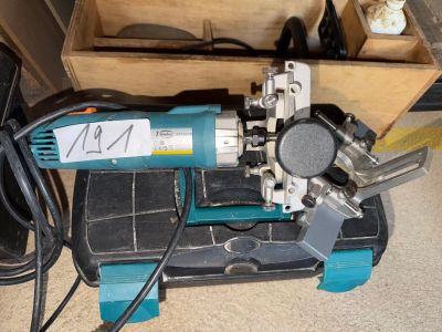 une machine posée sur le sol à côté d'une boîte