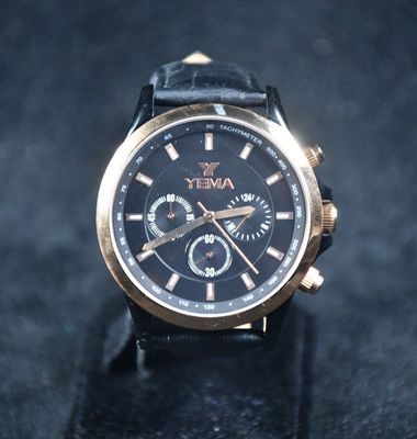 gros plan d'une montre sur une surface noire