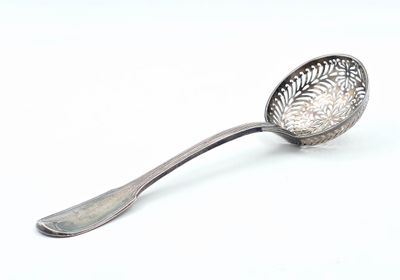 une cuillère en argent ornée d'un motif de feuille