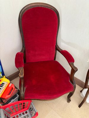 une chaise rouge qui se trouve à côté d'un panier rouge