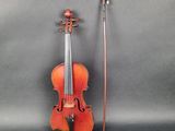 un violon avec un archet et une canne à côté