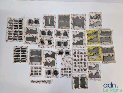 une photo montrant plusieurs œuvres d'art accrochées au mur