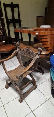 deux chaises et une table posées à même le sol dans une pièce