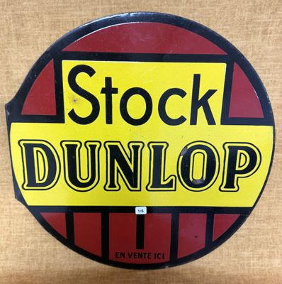 une vieille enseigne Dunlop est affichée sur une boîte en carton