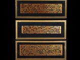 un gros plan sur quatre plaques sur fond noir