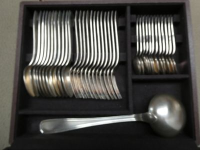 une boîte à couverts contenant une cuillère et un repose-cuillère