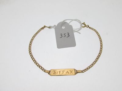 Gros plan sur un bracelet en or portant une étiquette