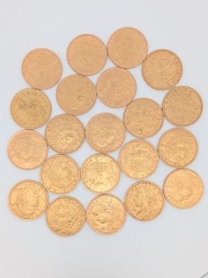 de nombreuses pièces d'or posées sur une surface blanche