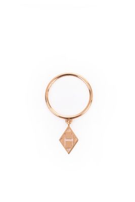 une bague en or sertie d'un petit diamant