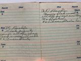 un cahier ouvert sur lequel figure une liste d'événements écrite à la main