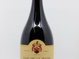 la bouteille de vin est posée sur une surface blanche