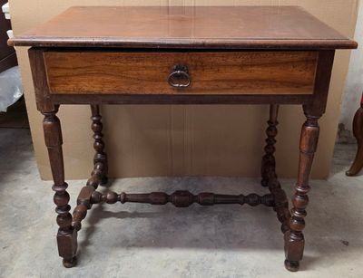 une petite table en bois surmontée d'un tiroir