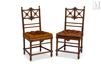 paire de chaises anciennes en bois avec coussins rembourrés pour l'assise et le dossier