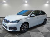 la voiture blanche est garée dans une grande pièce au sol en damier