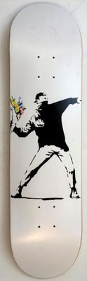 graffiti sur un skateboard représentant un homme lançant une fleur
